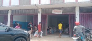 Aktifitas di ruko yang menampung beras Bulog bagi ASN Tambrauw (foto: special)